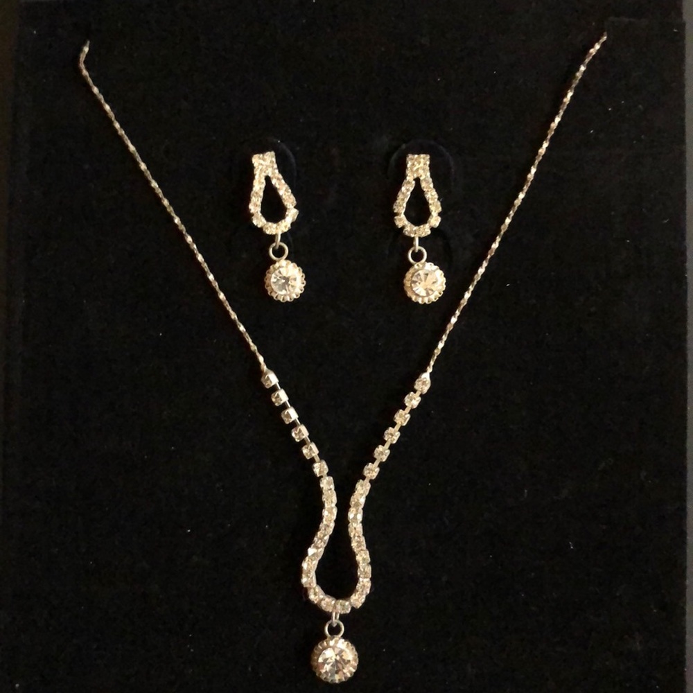 Rhinestone Neckless and Erring Set